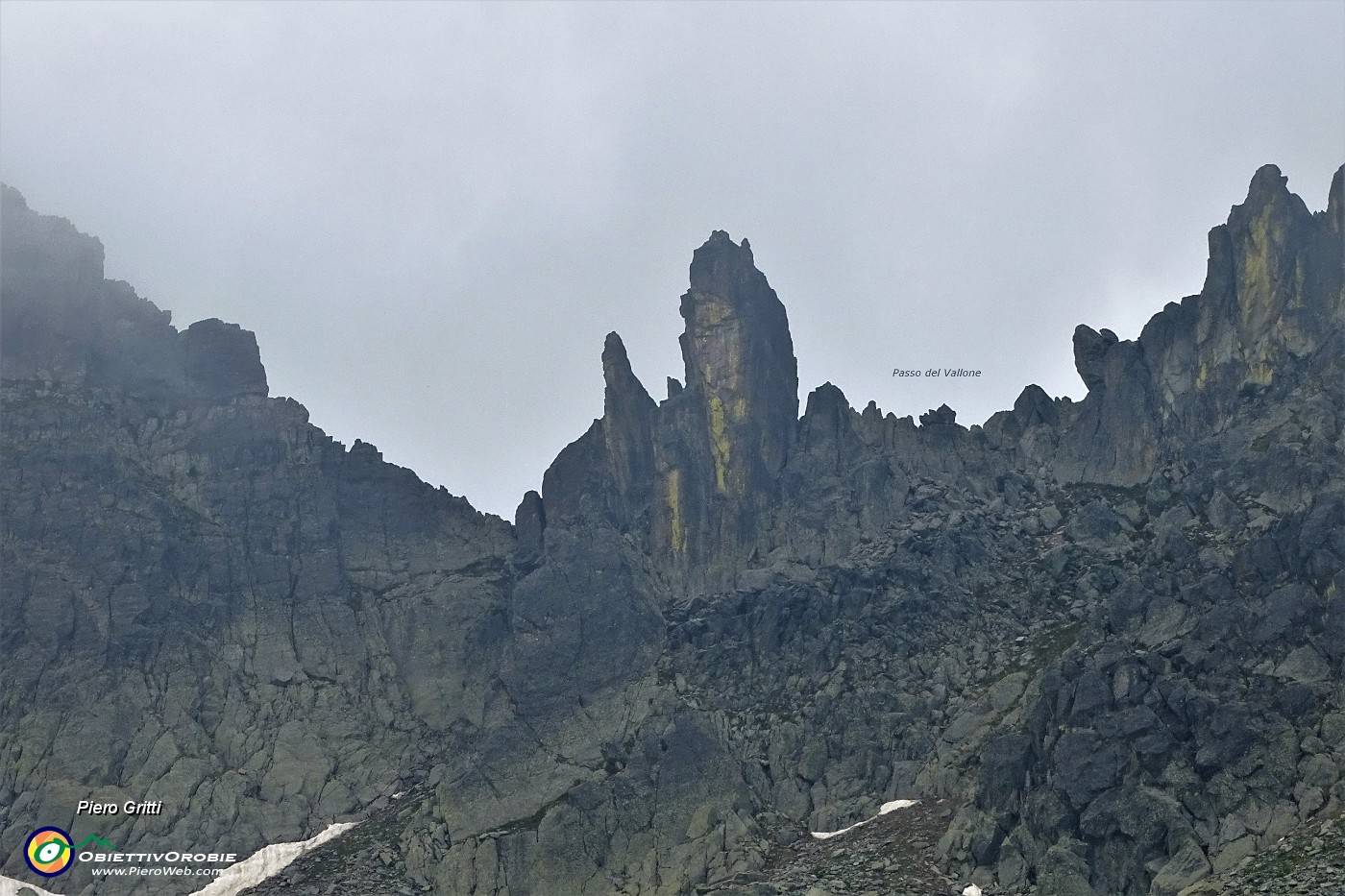 64 Torrioni e guglie verso il Passo del Vallone.JPG -                                